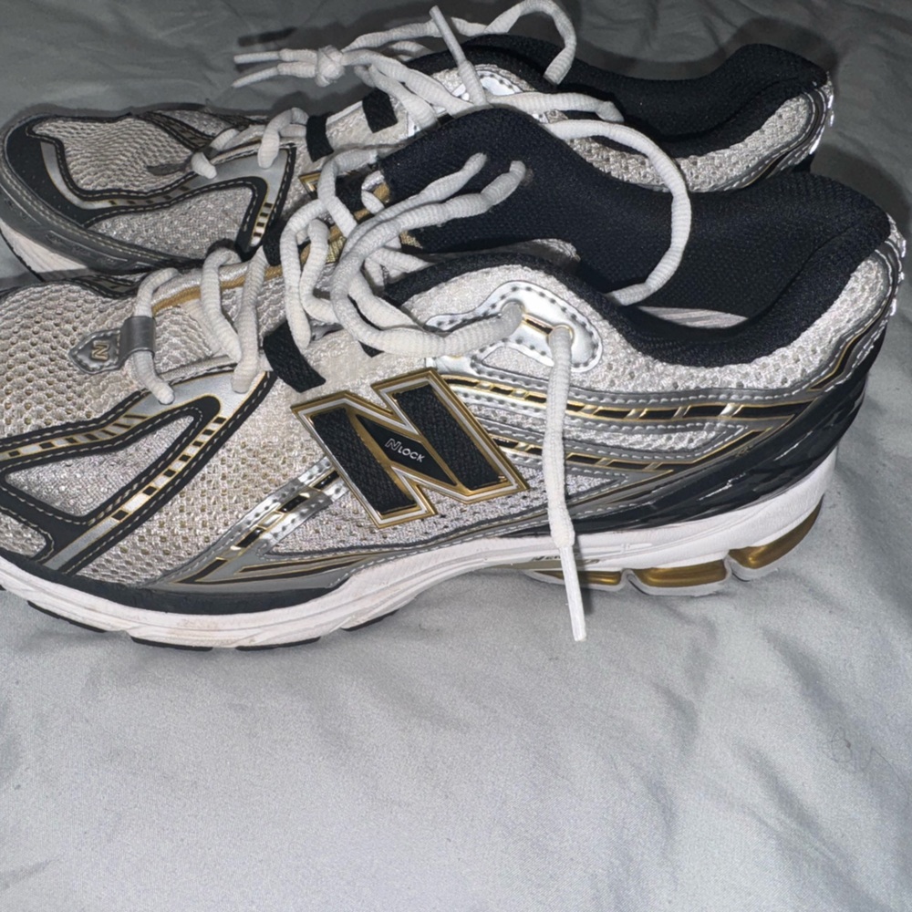 New Balance Men’s Athletic Shoes in White and Gold US M 9.5. Sorry no box